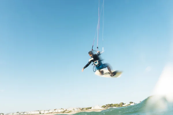 Surfeur volant dans le ciel — Photo