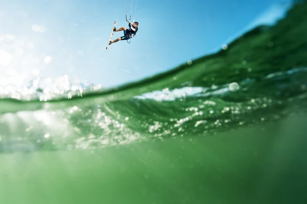 Surfer που πετούν πάνω από το νερό — Φωτογραφία Αρχείου