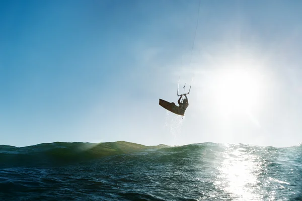 冲浪者在太阳面前跳跃 — 图库照片