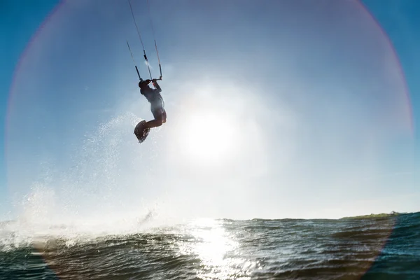 Surfeur sautant devant le soleil — Photo