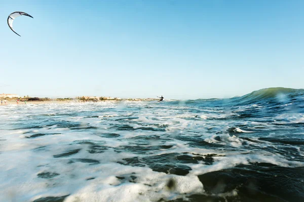 Man doet kitesurfen — Stockfoto