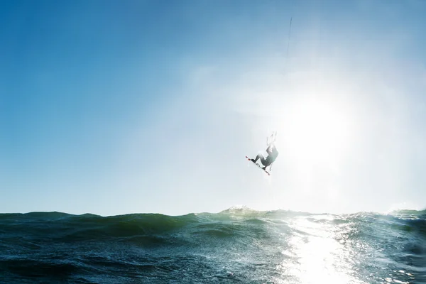 Surfer άλματα μπροστά από τον ήλιο — Φωτογραφία Αρχείου