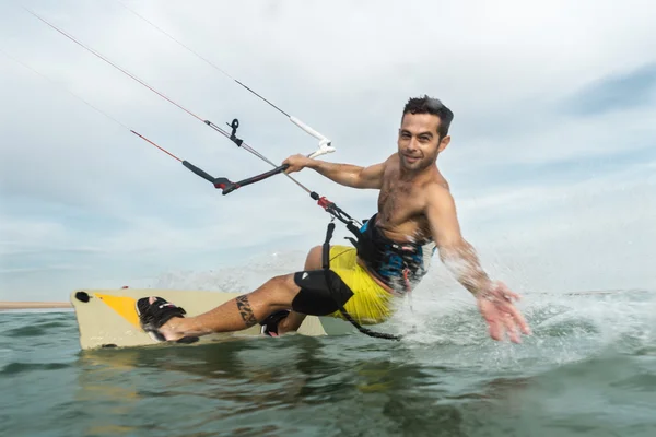 Homme surf et éclaboussures à la caméra — Photo