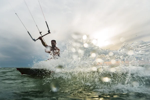 男子冲浪和溅到相机 — 图库照片