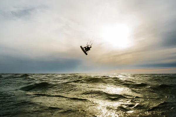 Surfeur sautant au coucher du soleil — Photo