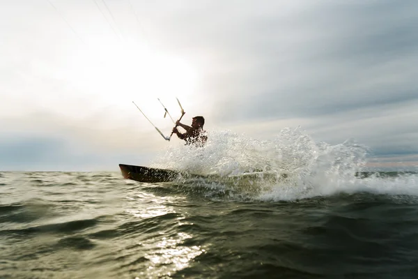 Surfer stänk framför solen — Stockfoto