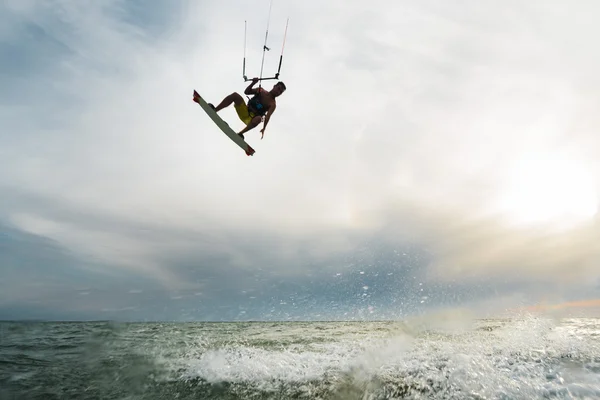 Surfer hoppa över vattnet — Stockfoto