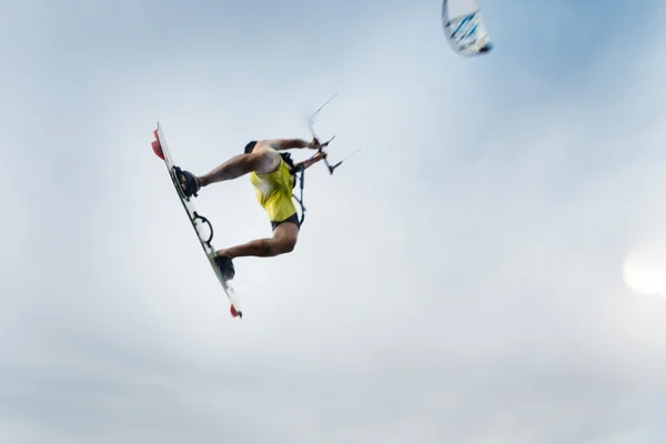 Surfeur volant avec son cerf-volant — Photo