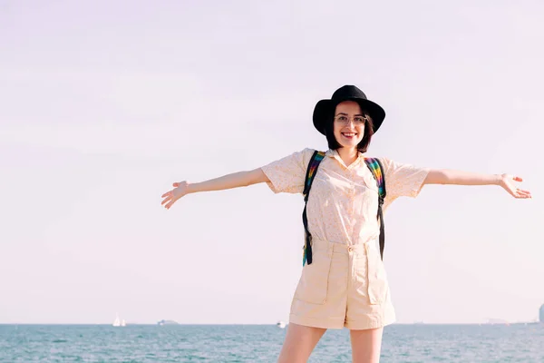 Giovane Viaggiatrice Con Cappello Sorridente Libera Felice Con Braccia Aperte — Foto Stock