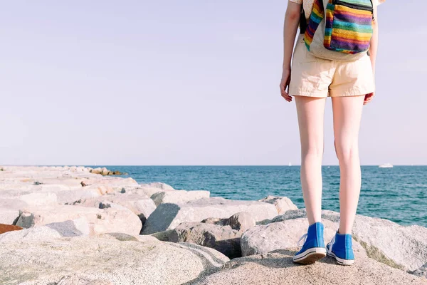 Ragazza Viaggiatore Irriconoscibile Con Scarpe Ginnastica Zaino Camminare Sulle Rocce — Foto Stock