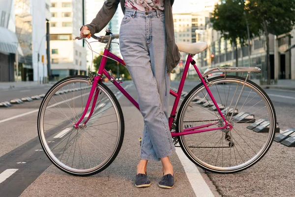 自転車道にピンクのレトロな自転車を持つ認識できない若い女性アクティブなライフスタイルと持続可能なモビリティの概念 — ストック写真