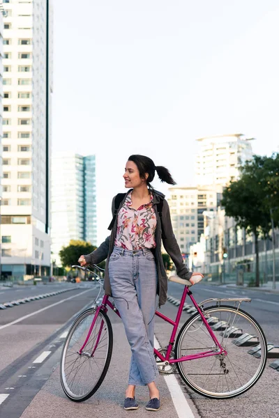 Foto Vertical Uma Jovem Com Uma Bicicleta Retro Rosa Ciclovia — Fotografia de Stock