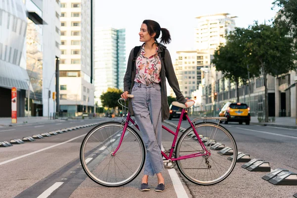 Bela Menina Com Uma Bicicleta Retro Rosa Caminho Bicicleta Cidade — Fotografia de Stock