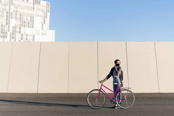 Jovem Com Uma Bicicleta Retro Rosa Cidade Ajustando Sua Máscara — Fotografia de Stock