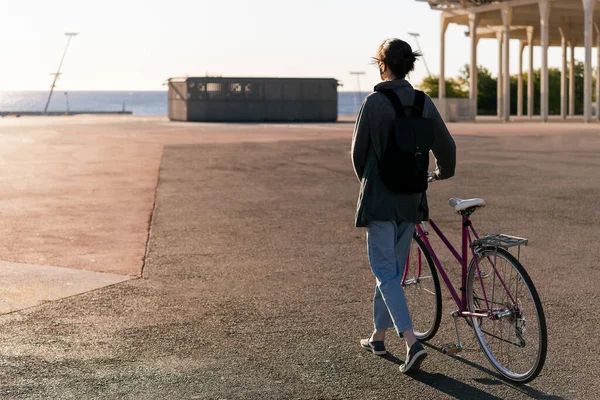 Jovem Irreconhecível Com Uma Mochila Andando Com Sua Bicicleta Retro — Fotografia de Stock