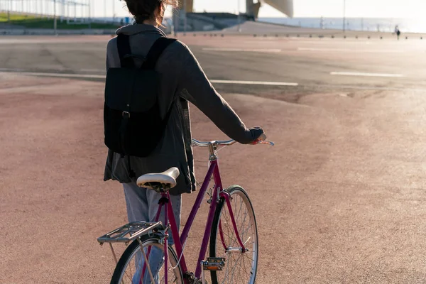 Невпізнавана Молода Дівчина Рюкзаком Йде Ретро Велосипедом Заході Сонця Концепція — стокове фото