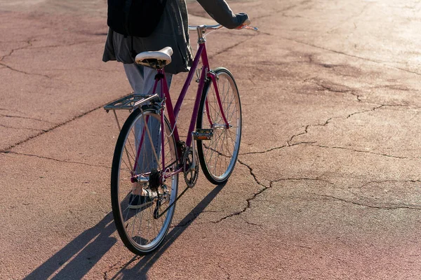 Jovem Mulher Irreconhecível Andando Com Sua Bicicleta Retro Pôr Sol — Fotografia de Stock