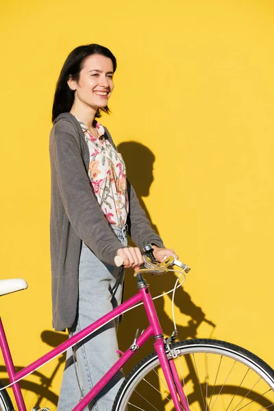 Foto Vertical Uma Menina Feliz Andando Com Uma Bicicleta Retro — Fotografia de Stock