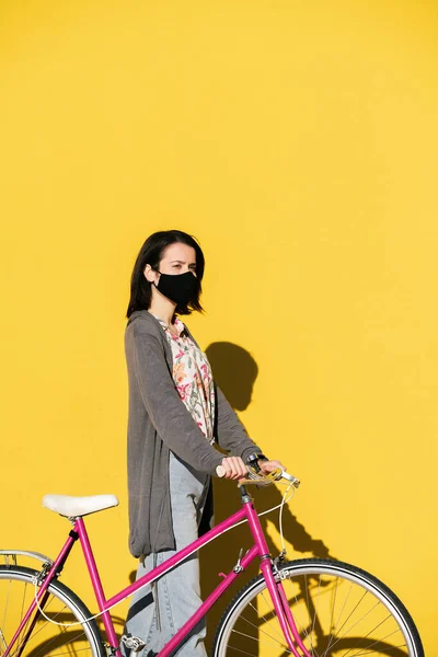 Foto Vertical Uma Jovem Caminhando Com Uma Bicicleta Retro Rosa — Fotografia de Stock