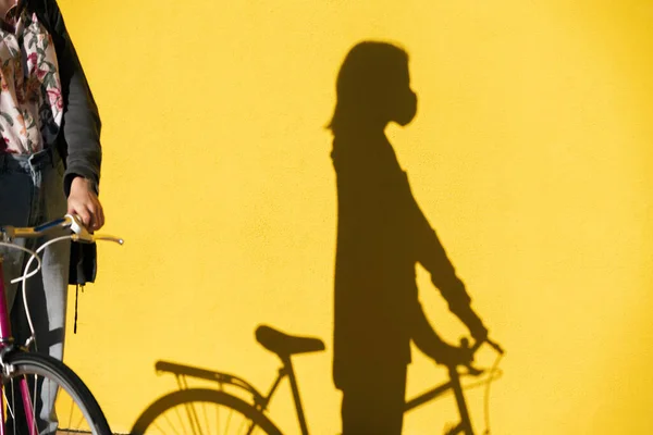 Sombra Uma Mulher Uma Bicicleta Usando Uma Máscara Protetora Uma — Fotografia de Stock