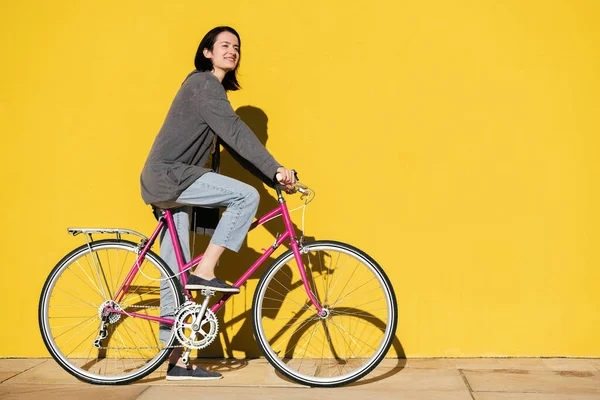 Menina Feliz Sorri Montando Sua Bicicleta Rosa Retro Lado Uma — Fotografia de Stock