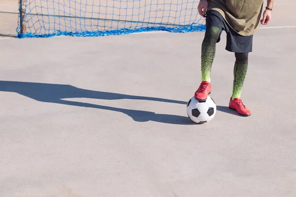 Tanınmayan Bir Futbolcunun Ayaklarının Beton Bir Futbol Sahasındaki Ayakları Şehirde — Stok fotoğraf