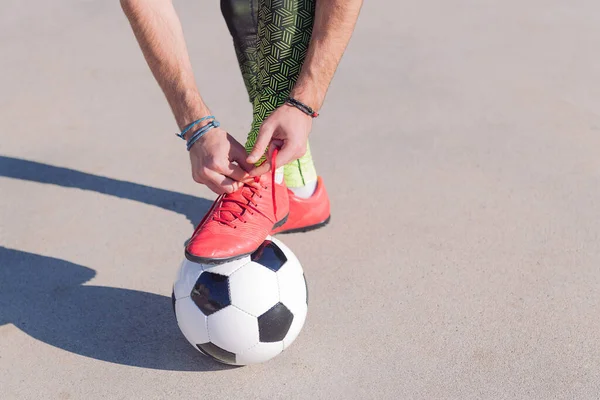 Detalle Jugador Fútbol Atando Sus Botas Con Pie Pelota Campo — Foto de Stock