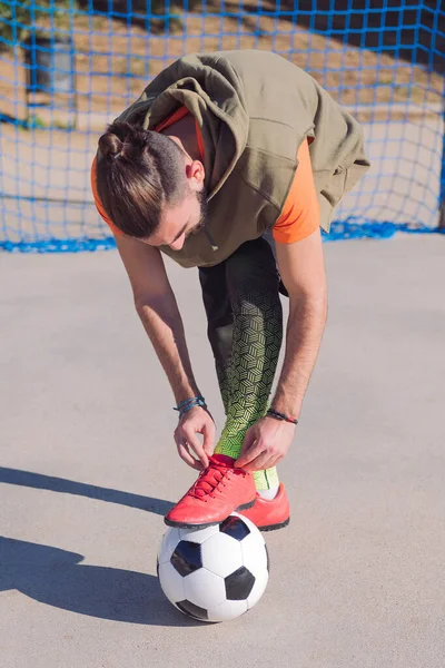 Vertical Photo Football Player Tying His Boots Foot Ball Concrete — Stock Photo, Image