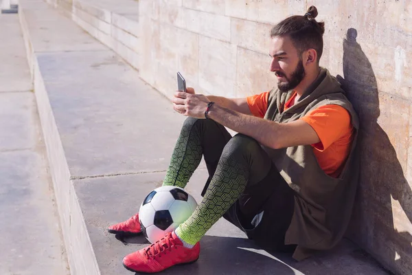 Moda Futbolcusu Sahada Dinleniyor Cep Telefonuna Teknoloji Kentsel Spor Yaşam — Stok fotoğraf