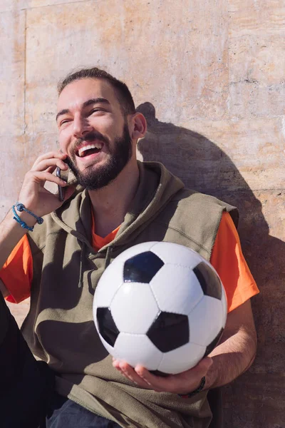 Apuesto Deportista Riendo Hablando Por Teléfono Mientras Descansa Con Pelota — Foto de Stock