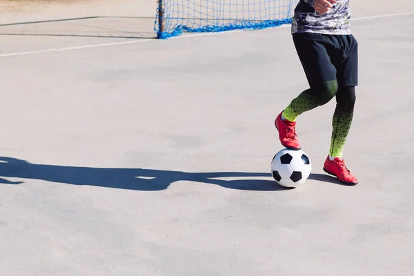 Futbolista Irreconocible Pisando Pelota Una Cancha Fútbol Concreta Concepto Estilo — Foto de Stock