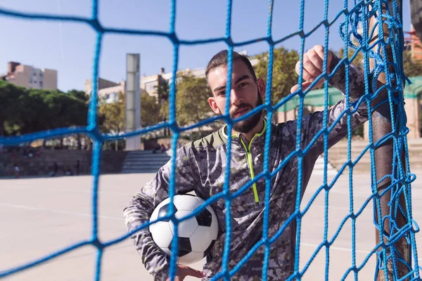 Yakışıklı Bir Hippi Futbolcunun Yatay Portresi Kolunun Altında Top Şehirde — Stok fotoğraf