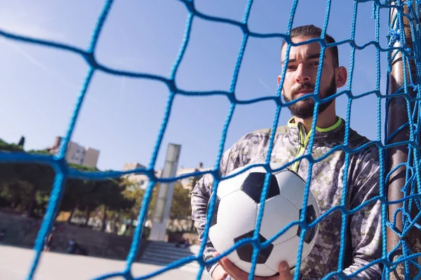 Yakışıklı Bir Hippi Sporcusunun Yatay Portresi Elinde Futbol Topu Şehirde — Stok fotoğraf