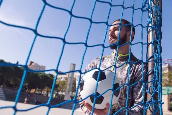 Çekici Bir Sporcunun Portresi Gol Ağıyla Elinde Futbol Topuyla Şehirde — Stok fotoğraf