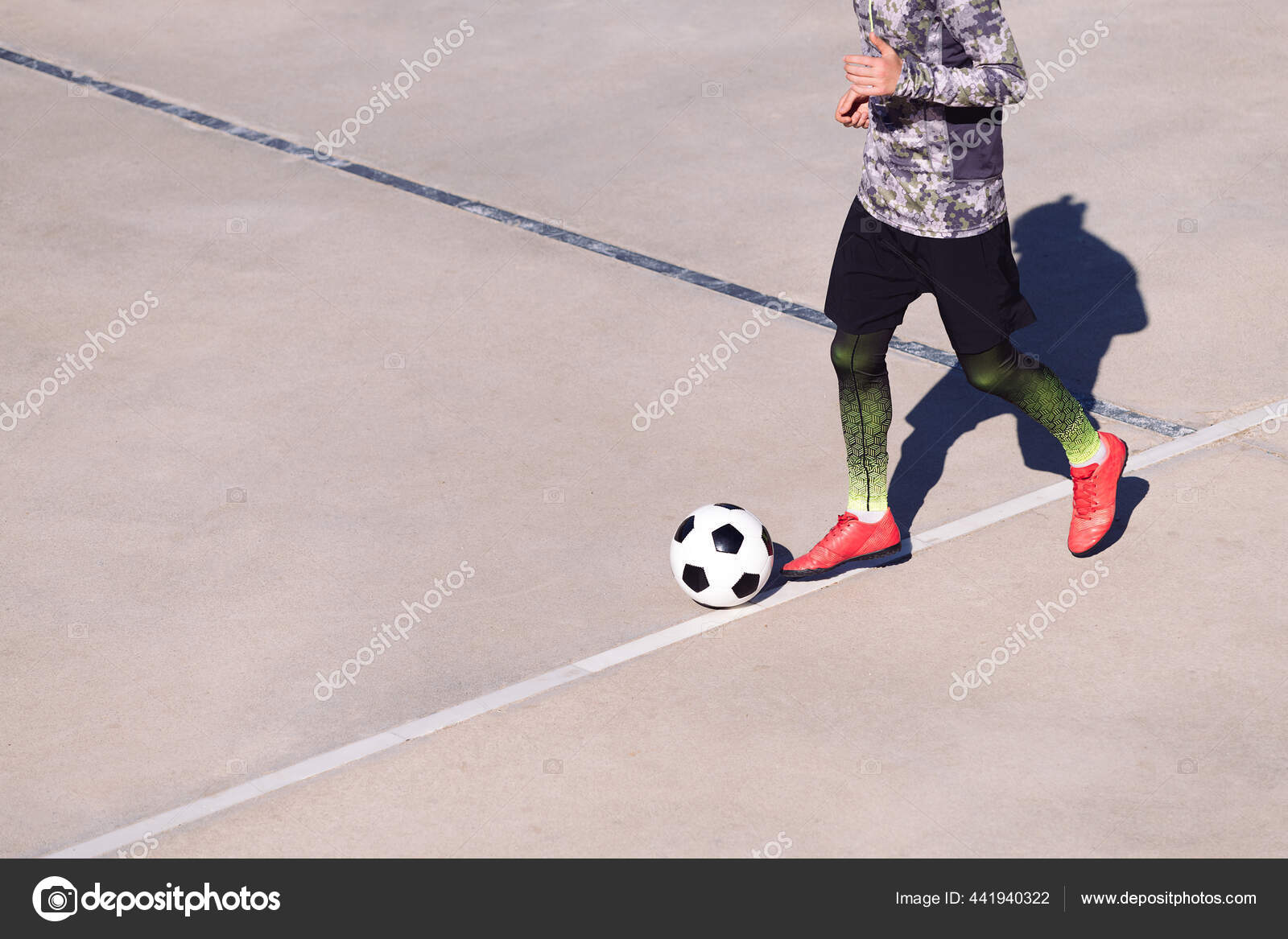 サッカーコートでサッカーボールを走らせている有名なスポーツマンの足 市内の健康的なライフスタイルと都市スポーツの概念 テキストのためのスペースのコピー ストック写真 C Raulmellado