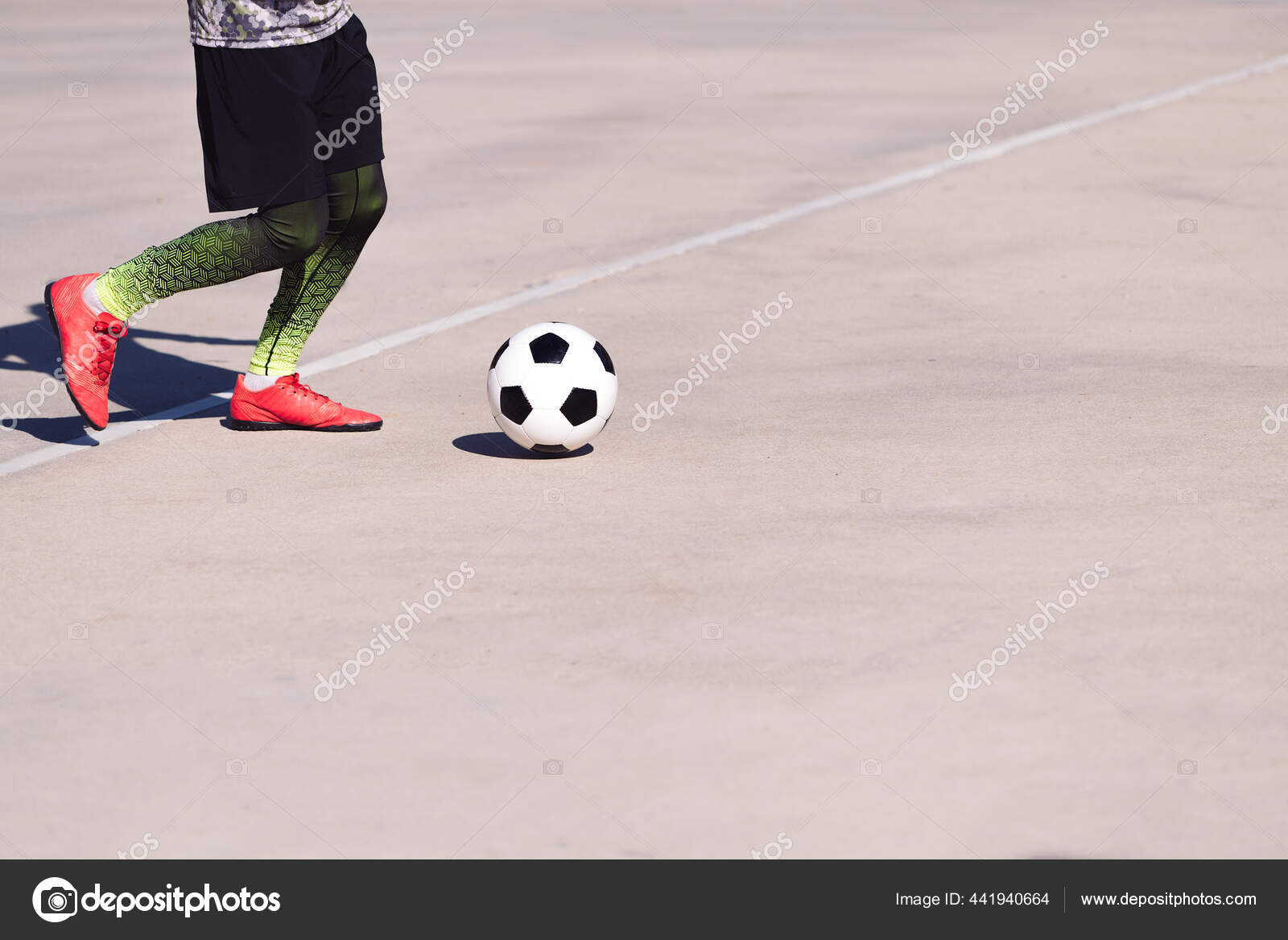 特定のサッカーコートでボールで遊んでいる認識できないサッカー選手の足 健康的なライフスタイルと市内のスポーツの概念 テキストのためのコピースペース ストック写真 C Raulmellado 特定のサッカーコートでボールで遊んでいる認識できないサッカー選手の足 健康的なライフスタイルと市内のスポーツの概念 テキストのためのコピースペース ストック写真 C Raulmellado