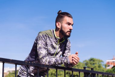 Kentteki sağlıklı yaşam tarzı ve şehir sporu kavramı, saçı topuz şeklinde taranmış şık bir sporcu, metin için kopya alanı