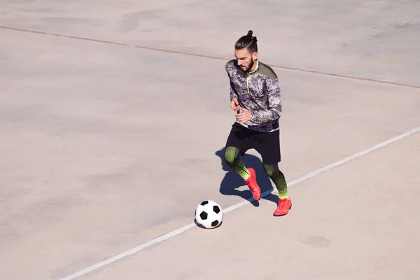 Saçları Topuzlu Yakışıklı Sporcu Beton Zeminde Futbol Oynuyor Şehirde Sağlıklı — Stok fotoğraf