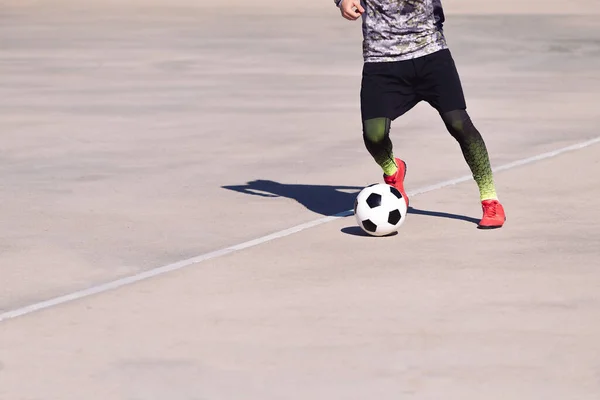 Nogi Nierozpoznawalnego Sportowca Bawiącego Się Piłką Betonowym Boisku Piłki Nożnej — Zdjęcie stockowe