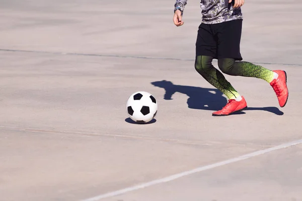 Benen Van Een Onherkenbare Sportman Met Bal Een Betonnen Voetbalveld — Stockfoto