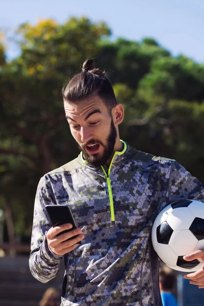 Deportista Moda Con Una Pelota Fútbol Consultando Teléfono Móvil Con — Foto de Stock