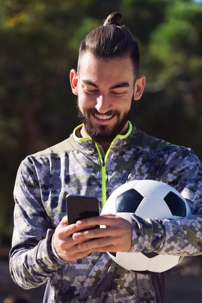 Retrato Deportista Feliz Con Una Pelota Fútbol Sonríe Escribiendo Mensaje — Foto de Stock