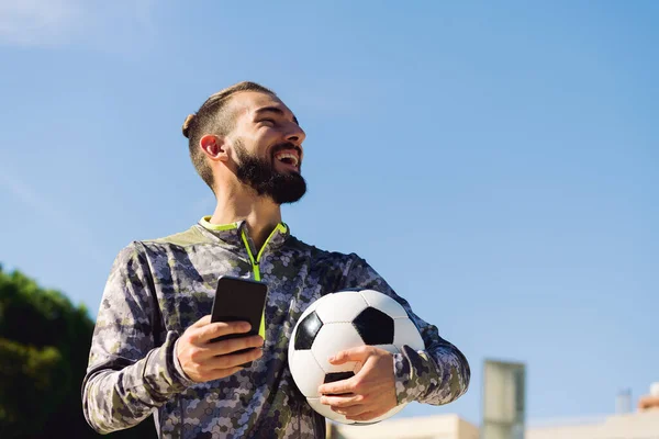 Retrato Horizontal Deportista Feliz Con Una Pelota Fútbol Riéndose Con — Foto de Stock