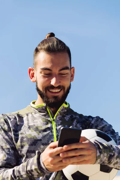 Retrato Vertical Deportista Feliz Con Una Pelota Fútbol Riendo Mirando — Foto de Stock