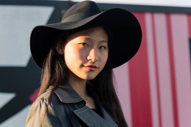 Asyalı güzel bir kadının portresi, moda ve yaşam tarzı konsepti, metin için kopyalama alanı