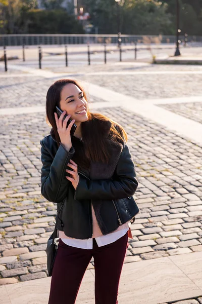 Foto Verticale Una Giovane Donna Felice Sorridente Mentre Parla Telefono — Foto Stock