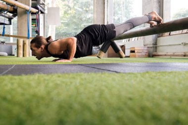 Spor salonunda şınav çeken sporcu eğitimi, spor ve aktif yaşam tarzı konsepti, metin için metin boşluğu