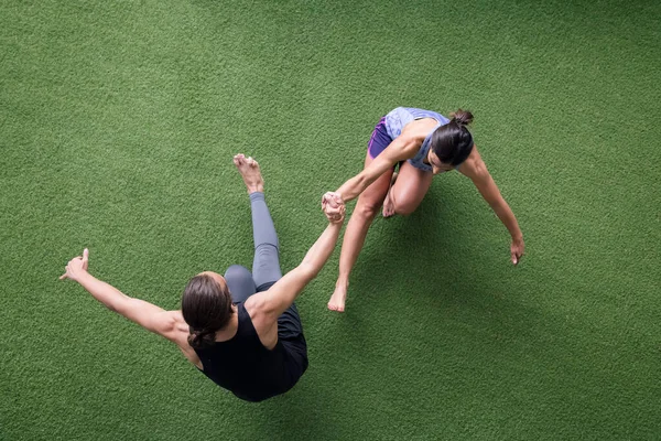 Atlet Laki Laki Dan Perempuan Berlatih Gym Melakukan Jongkok Bersama — Stok Foto