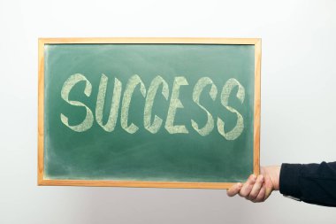 Elinde tebeşirle yazılmış 