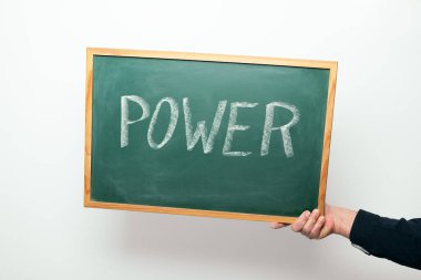 Elinde tebeşirle yazılmış 